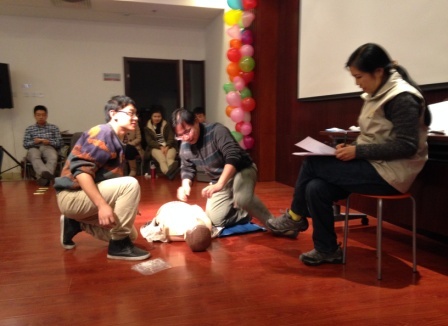 公司邀请海淀红十字会为员工进行心肺复苏急救技能培训